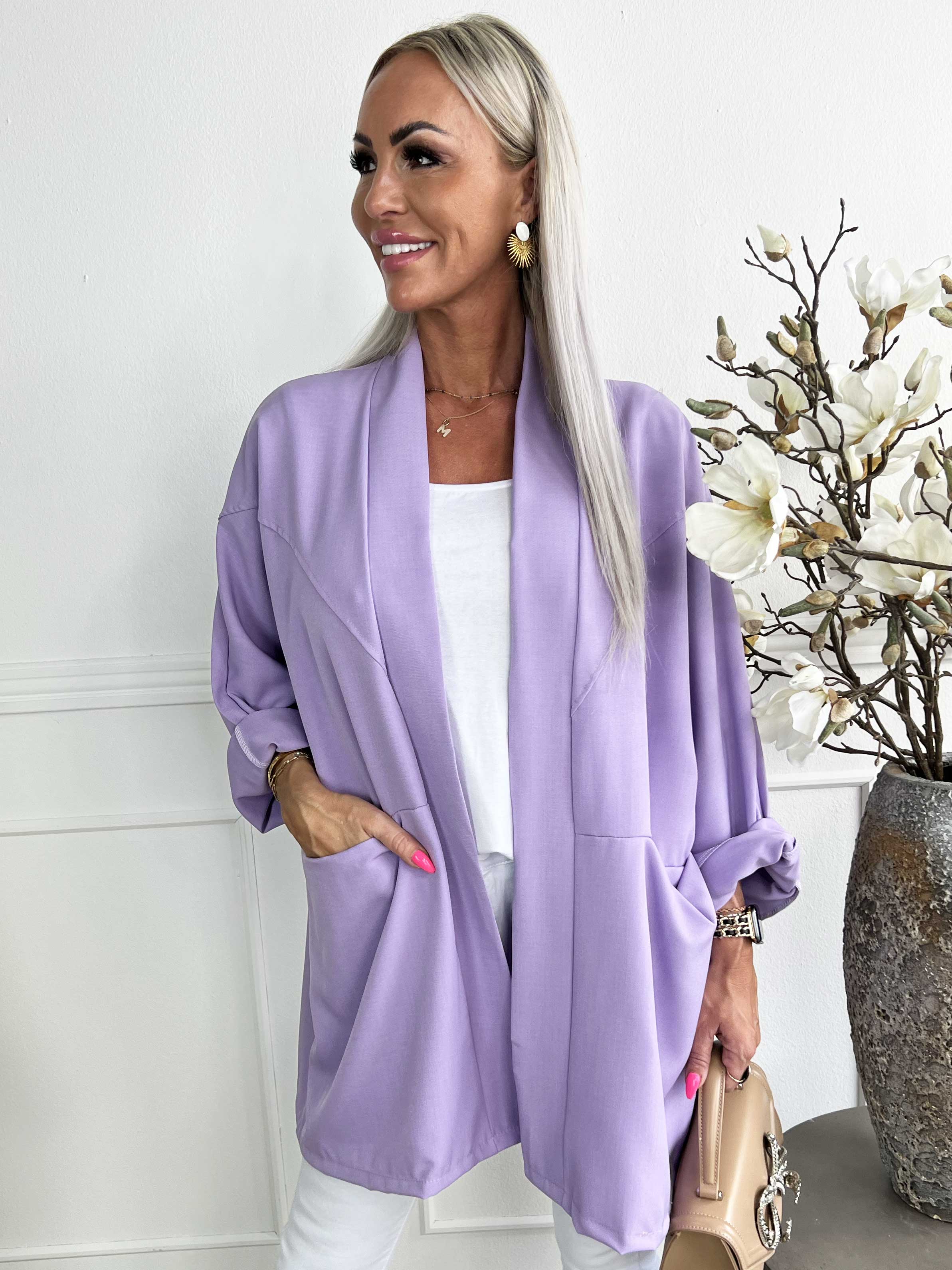 Annah Light Short - Oversized jacka med tydliga sömmar och fickor